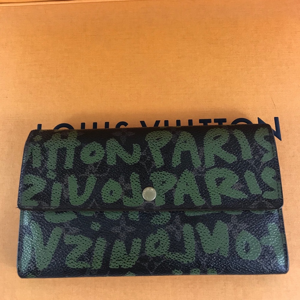 🌟GRAFFITI🌟 rare Louis Vuitton wallet